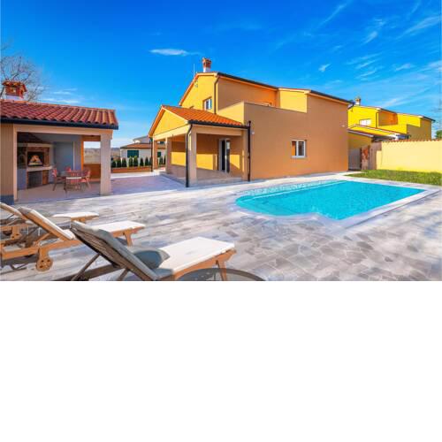 Stunning home in Topid w/ Outdoor swimming pool, WiFi and 4 Bedrooms