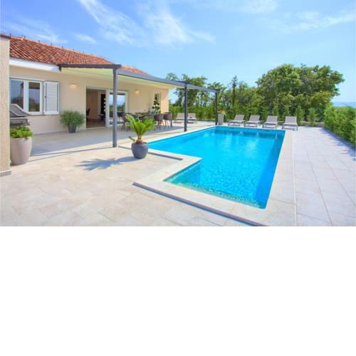 Stunning home in Vrh w/ Outdoor swimming pool and 3 Bedrooms