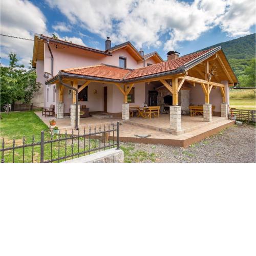 Stunning home in Vrzici with Jacuzzi, WiFi and 3 Bedrooms