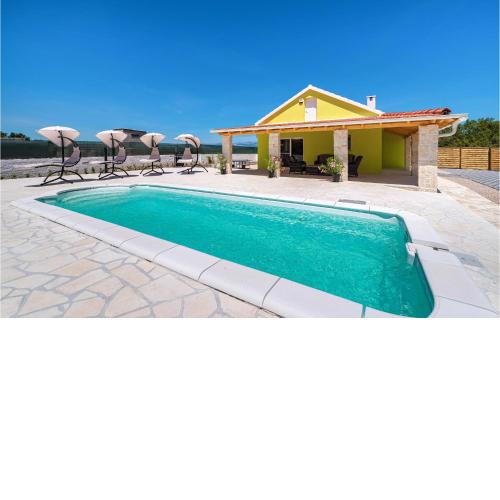 Stunning home in Zemunik Donji with Outdoor swimming pool, WiFi and 3 Bedrooms