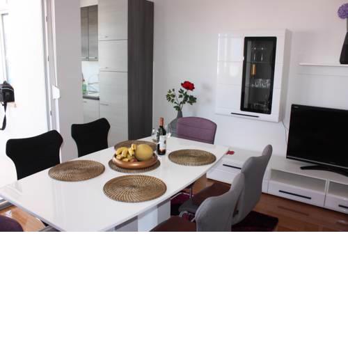Sunny Deluxe Apartment