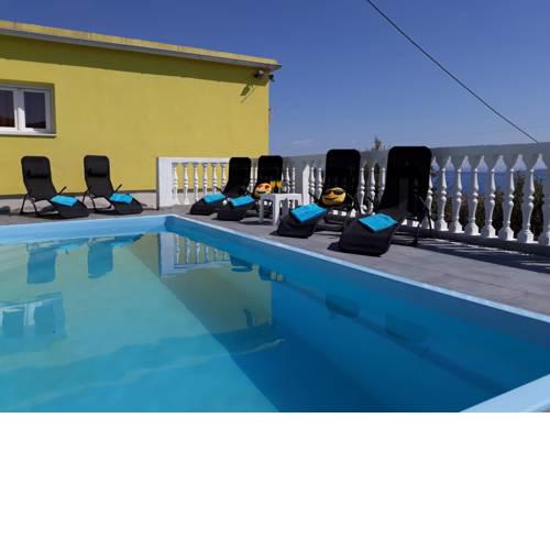 Sunny Holiday Home