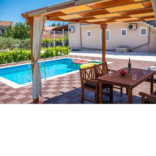 Sunny House with private pool