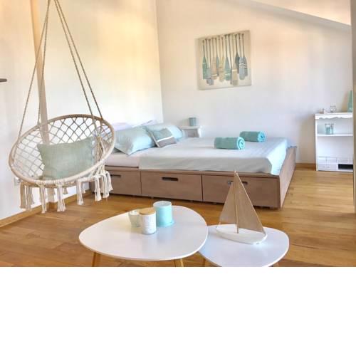 Surfers's Lodge Design Apartment