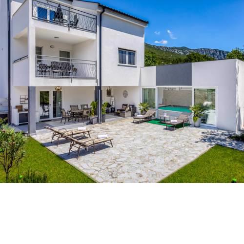 Susik Villa Sleeps 8 with Pool Air Con and WiFi