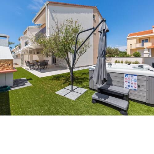 Swanky Holiday Home in Privlaka near Sea Beach
