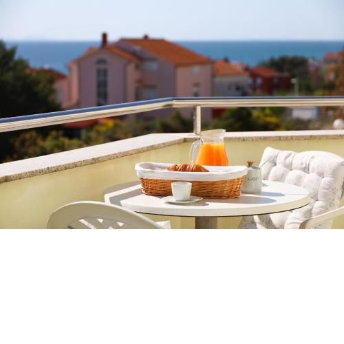 The Florens Residence near the beach with the pool, BBQ and kids playground, Zadar Diklo