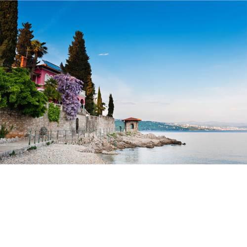 The routes of Habsburg (beach 70 m)