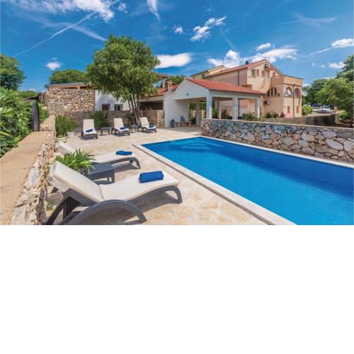 Three-Bedroom Apartment Garica with an Outdoor Swimming Pool 07