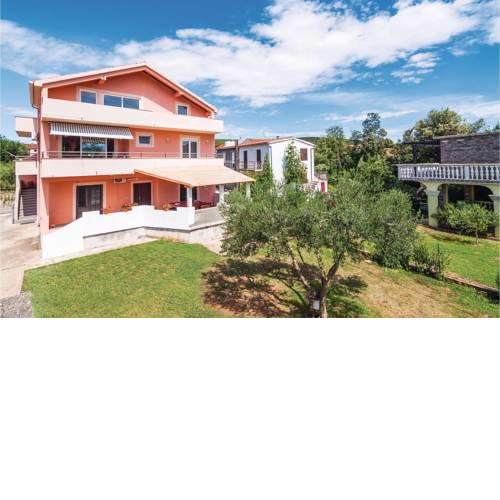 Three-Bedroom Apartment in Bibinje