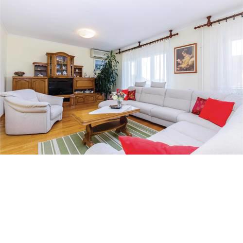 Three-Bedroom Apartment in Grizane