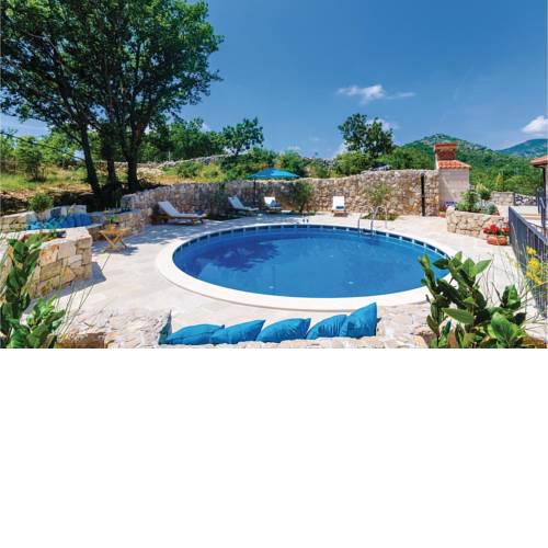 Three-Bedroom Apartment in Gromaca