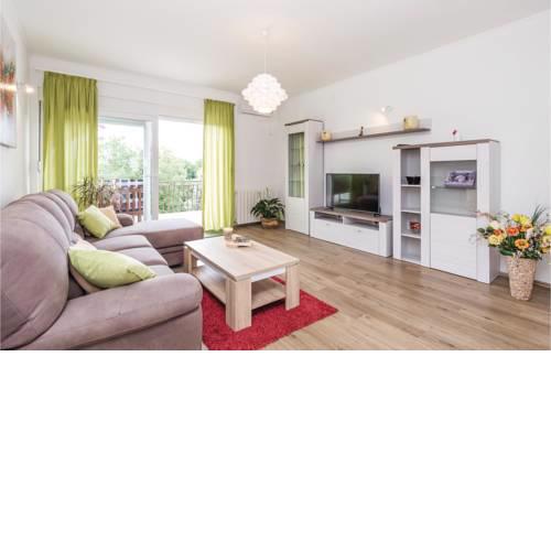 Three-Bedroom Apartment in Jurdani