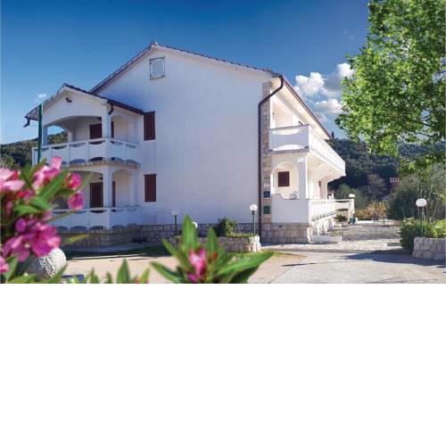 Three-Bedroom Apartment in Kampor