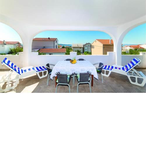 Three-Bedroom Apartment in Kastel Gomilica