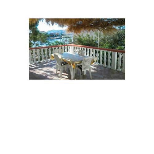 Three-Bedroom Apartment in Kustici
