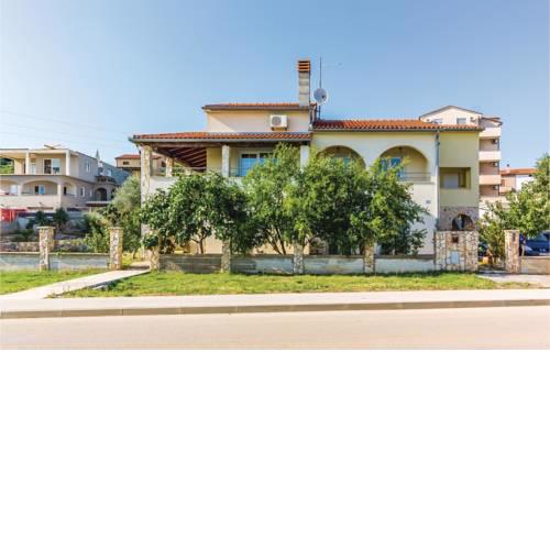 Three-Bedroom Apartment in Liznjan