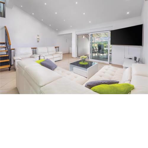Three-Bedroom Apartment in Liznjan