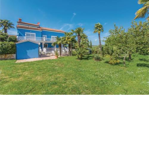 Three-Bedroom Apartment in Novigrad