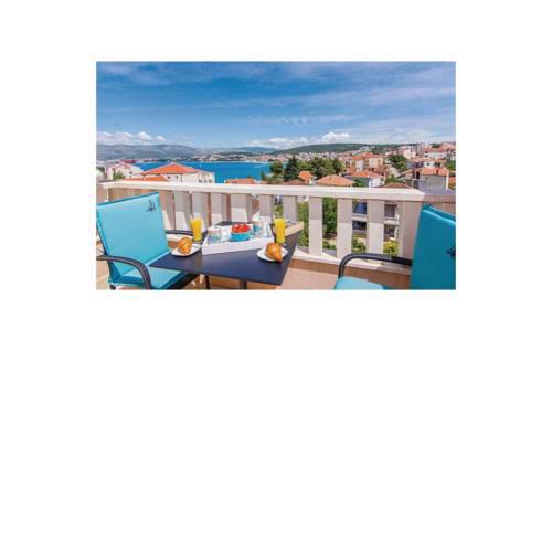 Three-Bedroom Apartment in Okrug Gornji