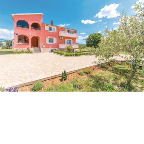 Three-Bedroom Apartment in Paljuv