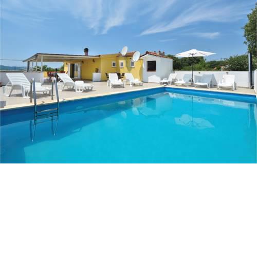 Three-Bedroom Apartment in Primorski Dolac