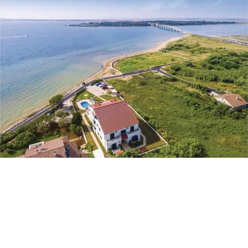 Three-Bedroom Apartment in Privlaka