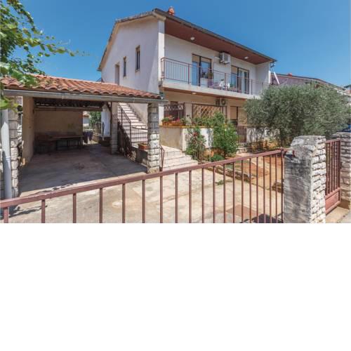 Three-Bedroom Apartment in Pula