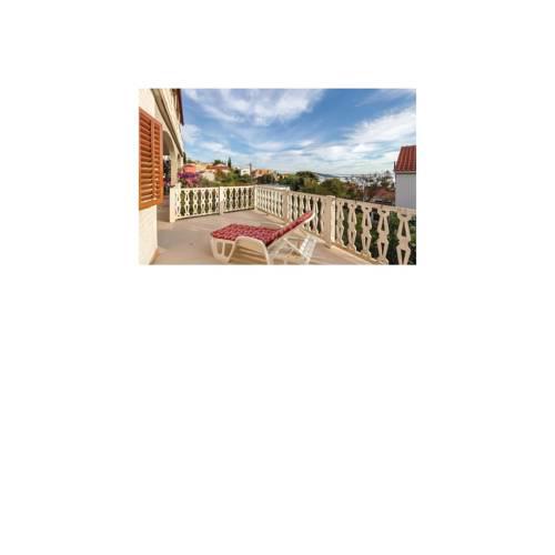 Three-Bedroom Apartment in Seget Vranjica
