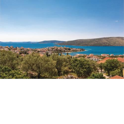 Three-Bedroom Apartment in Seget Vranjica