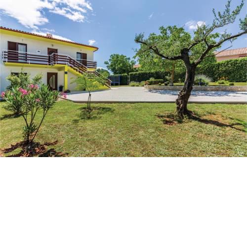 Three-Bedroom Apartment in Svetvincenat