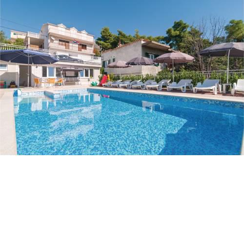 Three-Bedroom Apartment Podstrana with Sea View 05