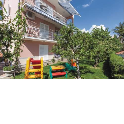 Three-Bedroom Apartment Podstrana with Sea View 06