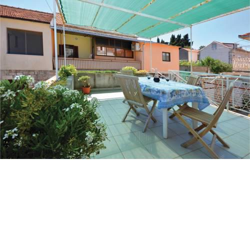 Three-Bedroom Apartment with a Fireplace in Stari Grad
