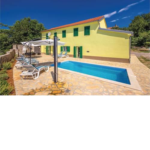 Three-Bedroom Holiday Home in Barci