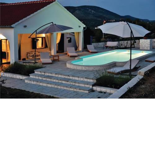Three-Bedroom Holiday Home in Danilo