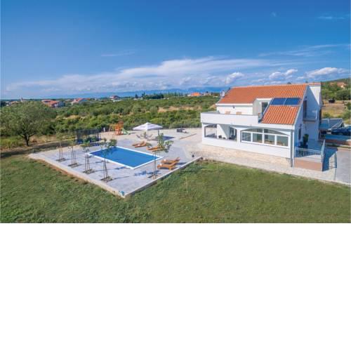 Three-Bedroom Holiday Home in Debeljak