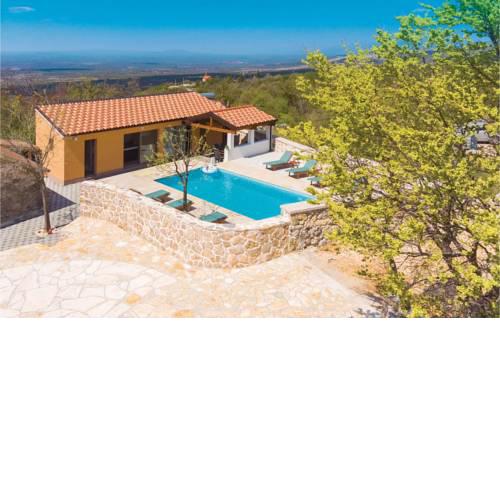 Three-Bedroom Holiday Home in Drnis