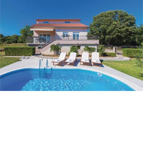 Three-Bedroom Holiday Home in Drnis