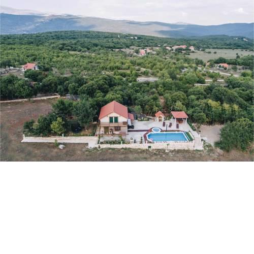 Three-Bedroom Holiday Home in Grab
