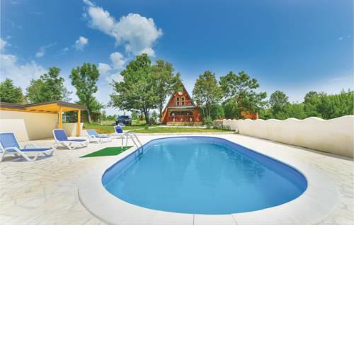 Three-Bedroom Holiday Home in Gracac