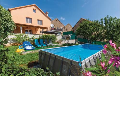Three-Bedroom Holiday Home in Hrvace