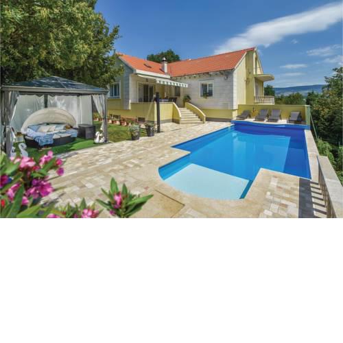 Three-Bedroom Holiday Home in Hrvace