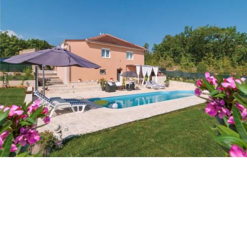 Three-Bedroom Holiday Home in Hrvace
