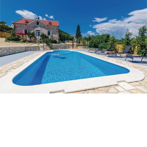 Three-Bedroom Holiday Home in Janjina