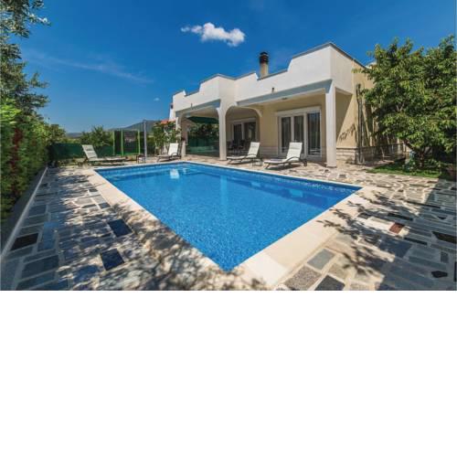 Three-Bedroom Holiday Home in Kastel Stari
