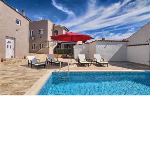 Three-Bedroom Holiday Home in Liznjan
