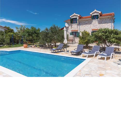 Three-Bedroom Holiday Home in Lozovac