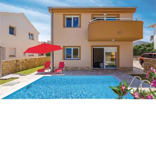 Three-Bedroom Holiday Home in Pag