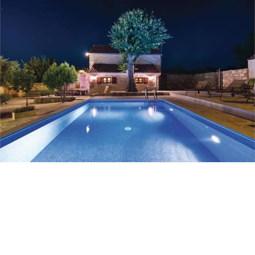 Three-Bedroom Holiday Home in Pridraga